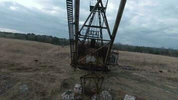 fpv zumbido moscas maniobrable cerca oxidado abandonado caminando excavador video