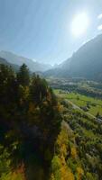 fpv wendig Flug in der Nähe von das See Öschinensee im schweizerisch Alpen, Schweiz. video