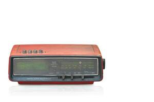 antiguo digital reloj a.m y fm radio en blanco fondo, copia espacio foto