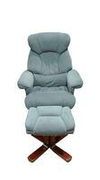 azul cuero sillón reclinable Sillón y escabel conjunto y marrón de madera pierna en blanco fondo, objeto, muebles, antiguo, retro, moderno, Copiar espacio foto