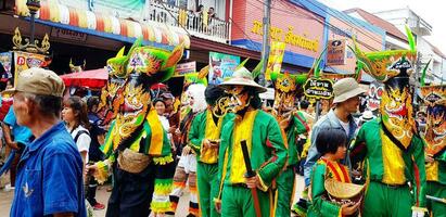 loei, Tailandia - junio 6, 2022 fi ejército de reserva khon o fantasma festival. local personas y niños hecho a vistiendo vistoso ropa y fantasma máscara para celebrado cultura o tradicional en julio de cada año foto