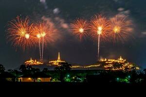 celebración de fuegos artificiales en el cielo oscuro foto