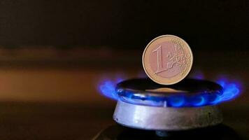 gas estufa quemador con uno euro moneda en pie verticalmente en arriba, ardiente gas video