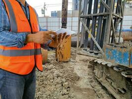 construcción controlar ingeniero grúas en el construcción sitio zona industria máquina de perforación pila de algo foto