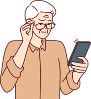 Alten Mann mit Arm Sehvermögen Schielen suchen beim Bildschirm von Handy, Mobiltelefon Telefon zu lesen SMS png