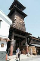 kawagoe, Japón - abril 11, 2023 ver de Toki No Kane y kanetsuki calle foto