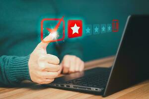 hombre cliente dar uno estrella para evaluación en virtual pantalla. malo revisar, disgusto Servicio y calidad, testimonial bajo clasificación. negocio Servicio concepto de cliente experiencia insatisfecho. foto