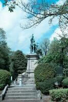 tokio, Japón - abril 8, 2023 estatua de Príncipe komatsu akihito en ueno parque durante primavera en abril foto