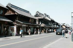 kawagoe, Japón - abril 11, 2023 turista caminando a kanetsuki calle foto