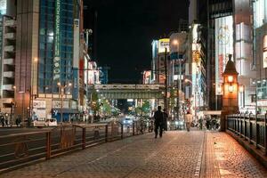 tokio, Japón - abril 8, 2023 mansei puente a noche en akihabara zona foto