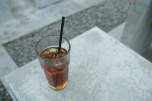 foto de Fresco con hielo té en un vaso