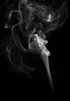 blanco fumar en un negro antecedentes. fumar blanco ligero foto