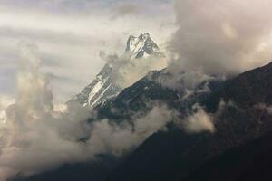 un hermosa ver de el cumbre de machapuchare alias el cola de pescado montaña desde el pueblo de chomrong en el Annapurna base acampar sendero en el Nepal himalaya foto