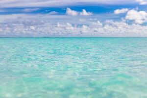 difuminar paisaje de el hermosa mar, leva agua, azul sombras con cielo y horizonte. interminable ver de azul Oceano agua. inspirador y positivo pensando concepto foto