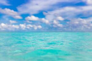 difuminar paisaje de el hermosa mar, leva agua, azul sombras con cielo y horizonte. interminable ver de azul Oceano agua. inspirador y positivo pensando concepto foto
