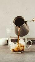 verkoudheid brouwen koffie maken werkwijze. hand- gieten koffie en melk in een glas mok met ijs. hou op beweging animatie video