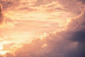 hermosa cielo con nube antes de puesta de sol. naturaleza ambiente, soñador cielo, hermosa cielo con nubes y luz de sol foto