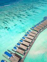 aéreo verano paisaje. Maldivas paraíso playa. Perfecto tropical isla vista. hermosa palma arboles y tropical playa. vistoso Oceano costa apuntalar azul laguna. lujo viaje verano fiesta antecedentes foto