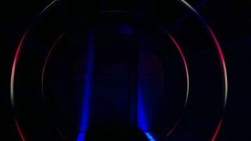 une foncé tunnel avec bleu et rouge lumières cette arqué comme si à propos à traverser dans un autre monde. video