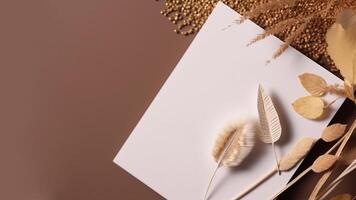plano laico blanco blanco papel con dorado hojas en marrón semillas antecedentes. Clásico delicado Boda invitación tarjeta diseño. generativo ai. foto