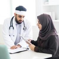 retrato de masculino médico hablando con musulmán mujer a lugar de trabajo en hospital. generativo ai. foto