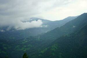 hermosa verde montaña rango ver desde pulmonchok este sikkim foto