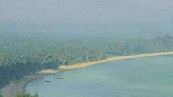 oa Chumphon en de zee klootzak, hoog hoek, blauw zee omringd door zand strand en De volgende naar de Woud video