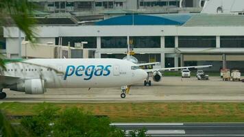 phuket, tailândia, 2 de dezembro de 2016 - ikar airlines boeing 767 vp boz em pegas libré taxiando após o pouso. vista do último andar do hotel centara grand west sands resort phuket video