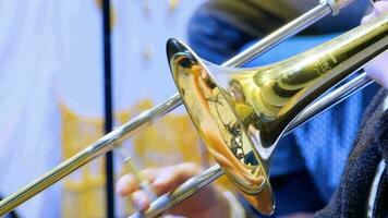 astana, kazajstán, abril 25 2017 - manos de hombre jugando el trombón, filarmónico orquesta concierto a el concierto salón astana , astana, Kazajstán video