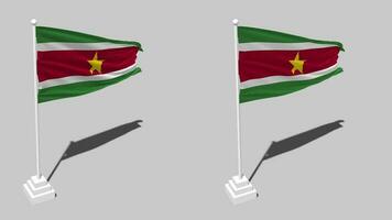 Surinam bandera sin costura serpenteado ondulación con polo base estar y sombra, aislado en alfa canal negro y blanco mate, llanura y bache textura paño variaciones, 3d representación video