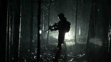 armée soldat avec agression fusil pendant spécial opération dans dense forêt. video