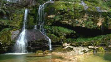 toneel- virtueel waterval in soca vallei, Slovenië. zomer tijd landschap. video