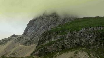 väg till mangart är en berg i de julian alperna. nordlig slovenien. antenn antal fot. video