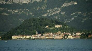 italiensk stad av bellagio och de sjö como sommar landskap. video