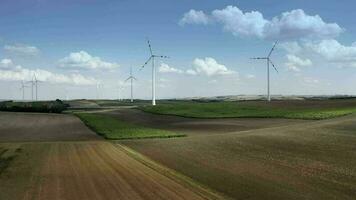 tierras de cultivo y el viento turbinas poder planta. norte Austria, Europa. video