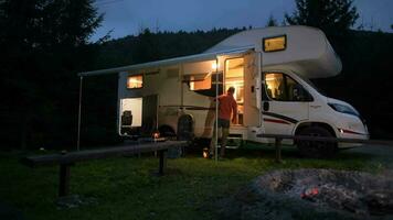 famille et leur moderne RV récréatif véhicule classe c camping car. vacances camping temps video