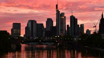 agosto 10, 2019. Tempo lapso do cênico queimando pôr do sol céu sobre Frankfurt sou a Principal dentro Alemanha. Hesse Estado Alemanha. video