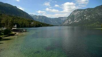 naturskön sjö bohinj i de slovenien. falla säsong på de sjö. bohinj dal av de julian alperna. övre carniola område, och del av triglav nationell parkera. video