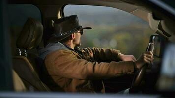 americano vaquero detrás su recoger camión rueda mirando alrededor video