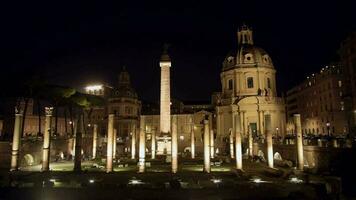 oktober 15, 2019. Rome, Italië. trajanus markt ruïnes en kerk van de meest heilig naam van Maria. laat avond uur. video