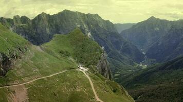 mangart Montagne Région dans le julien Alpes de Slovénie, L'Europe . aérien scénique images. video