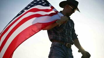 Amerikaans cowboy golvend Verenigde staten vlag. trots patriot. video