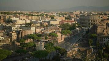 coliseo y romano foro en el ciudad de Roma. Capitolio de el lazio región. famoso italiano destino. video