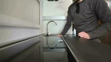 hombres limpieza casa rodante camper camioneta cocina zona con suave paño video