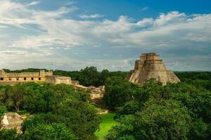 pirámide de el mago, uxmal, situado en yucatán, mexico foto