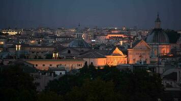 Roma histórico edificios y el paisaje urbano panorama durante temprano noche horas. video