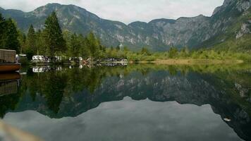 September 17, 2019, Oberer, höher Krain Region von Slowenien. szenisch See Bohinj rv Park Camping im das Triglav National Park. Freizeit Fahrzeuge. video