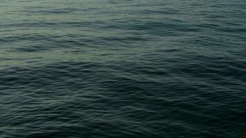 calma oscuro azul mar agua natural vídeo antecedentes. video