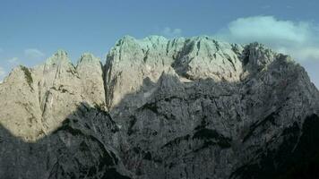 de face fenêtre sur monter prisojnik. le julien Alpes dans Slovénie. scénique été vue. aérien métrage video