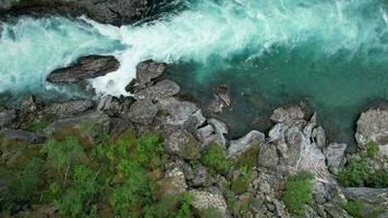 magnifique région sauvage turquoise Montagne rivière aérien voir. video